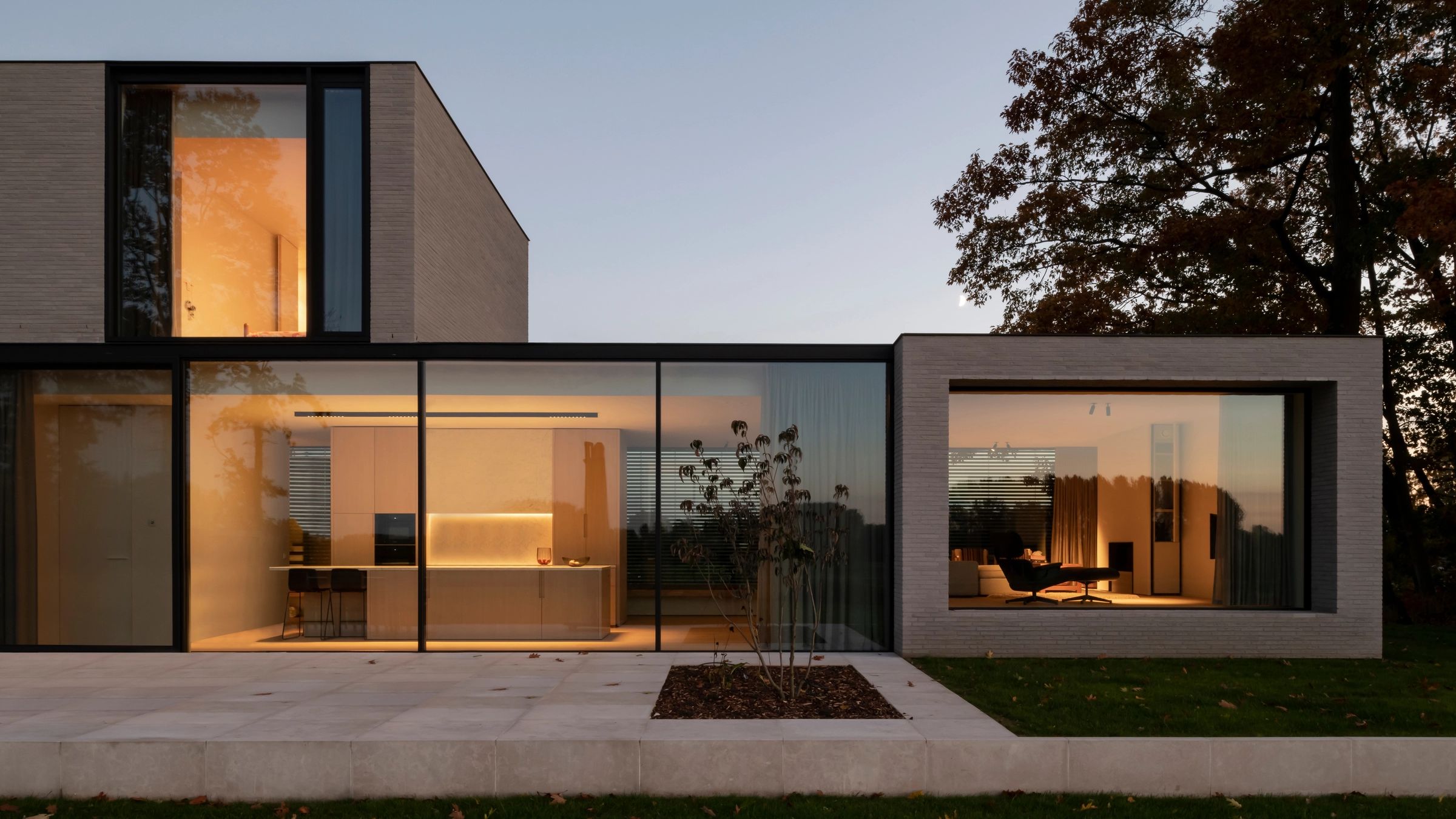 immobilienmakler-siegburg-moderne-architektur Moderne Neubauimmobilie mit Glasfassade – D+P Immobilien GmbH, Ihr Immobilienmakler in Siegburg für hochwertige Architektur und stilvolles Wohnen